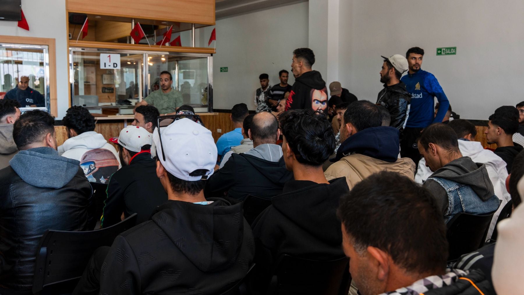 Almería colapsa con la regularización y cierra varias oficinas por la avalancha de inmigrantes