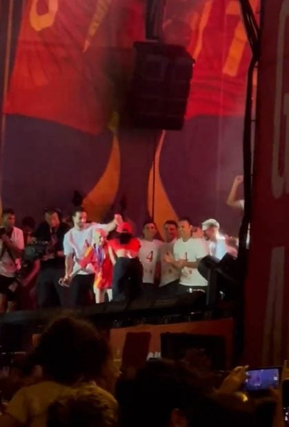 Marc Cucurella y María Caamaño bailando junto a Aitana. (Redes sociales)