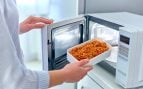 Calentar la comida en el microondas: ¿se deja la tapa puesta en el recipiente o no?