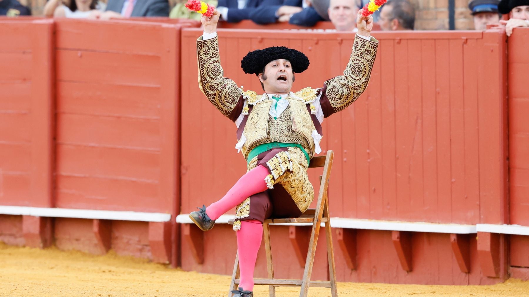 Morante firma una tarde histórica en la Maestranza: banderillas desde una silla y una faena de locura