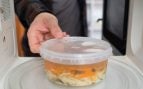 Un recipiente de plástico con comida dentro del microondas.