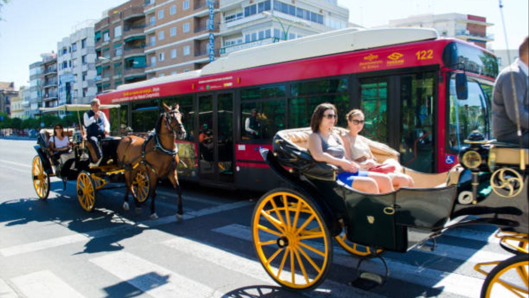 Autobuses y metro para llegar a la Feria de Sevilla: horarios, líneas y precios