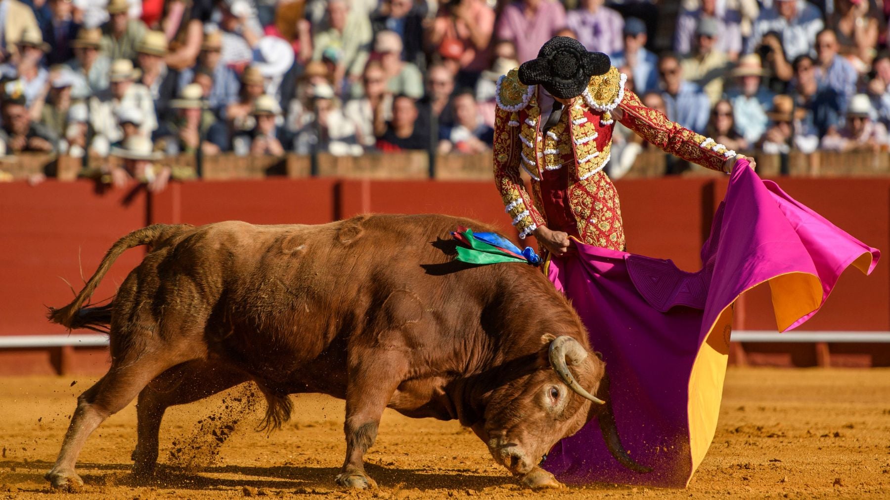 Roca Rey salva la tarde y se lleva la única oreja de un festejo sin brillo en la Maestranza