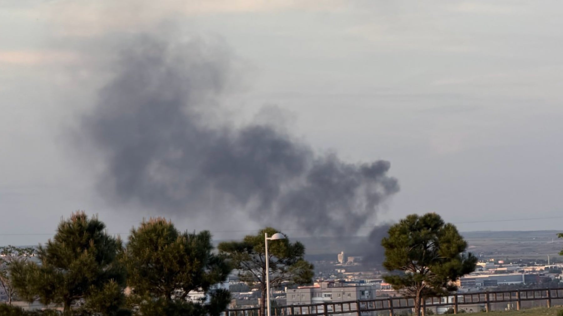 Un incendio en una nave de neumáticos en San Fernando (Madrid) genera una enorme columna de humo