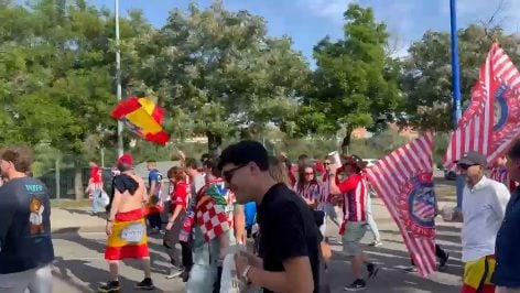 La afición del Atlético recurre al cántico de moda en la final de Copa.