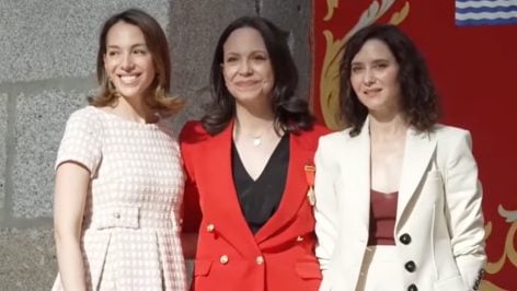 De derecha a izquierda, Ayuso, Corina Machado y la hija menor de Edmundo González, este sábado, en Madrid.