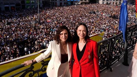 Ayuso y Corina Machado, aclamadas por la multitud que abarrotó este sábado la Puerta del Sol.