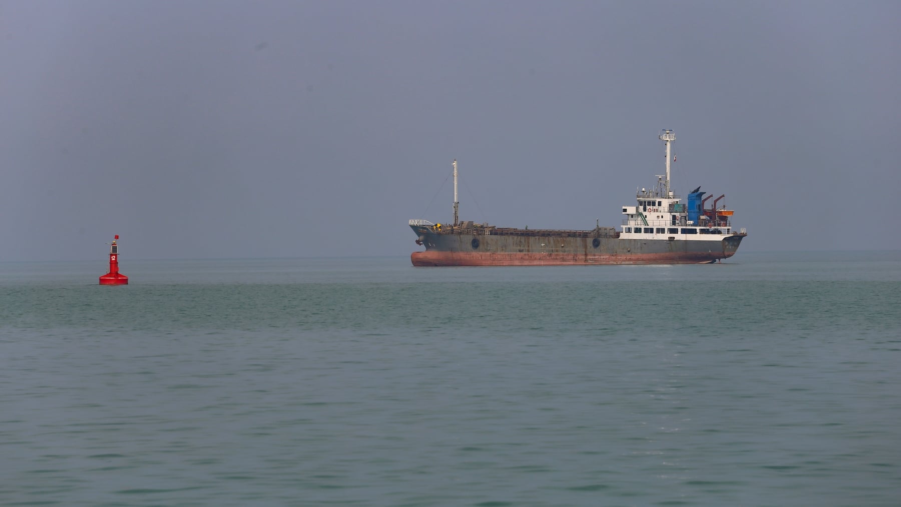 Irán cierra de nuevo el estrecho de Ormuz y acusa a EEUU de “piratería” tras incumplir el alto el fuego