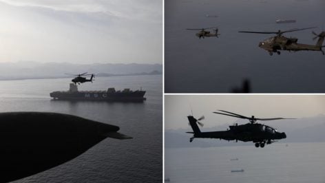 El 17 de abril, helicópteros AH-64 Apache sobrevuelan el estrecho de Ormuz durante una patrulla.