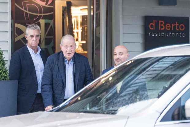 Juan Carlos I saliendo del restaurante