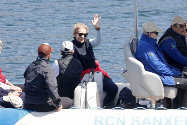 La infanta Elena saludando con Juan Carlos I