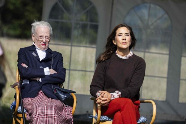 Mary de Dinamarca con Margarita de Dinamarca sentadas