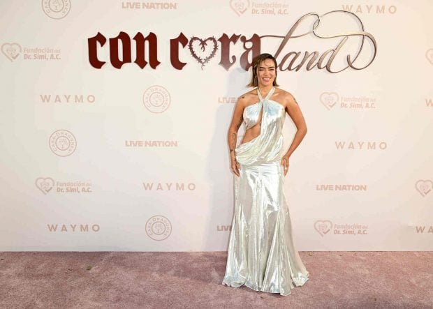 Karol G posando en Coachella