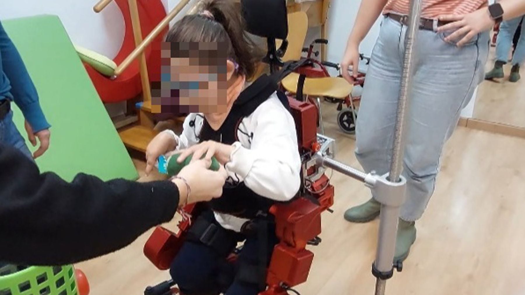 Nueve niños de Baleares con parálisis y atrofia muscular espinal comienzan las sesiones con el exoesqueleto