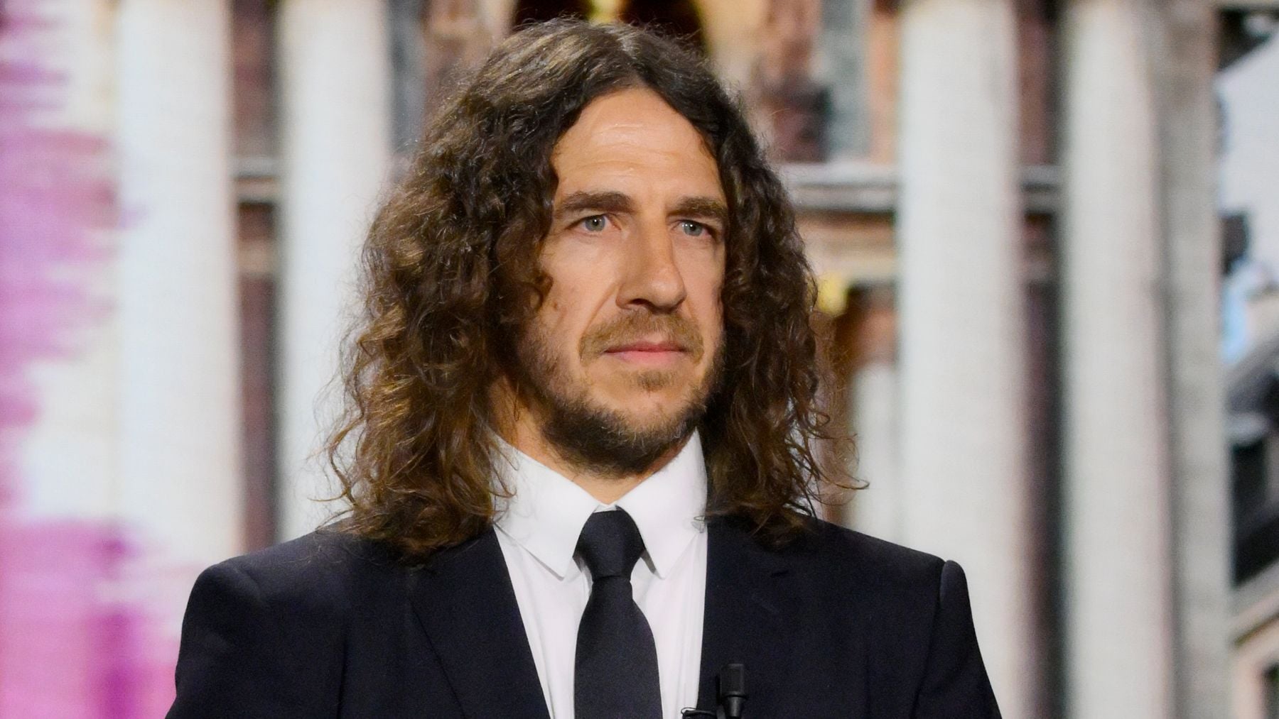 Carles Puyol encabeza un acto denunciado por 140 asociaciones feministas por ensalzar la figura del hombre