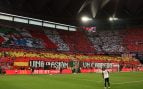 La afición del Atlético respondió con una bandera de España gigante a las ikurriñas de la Real Sociedad