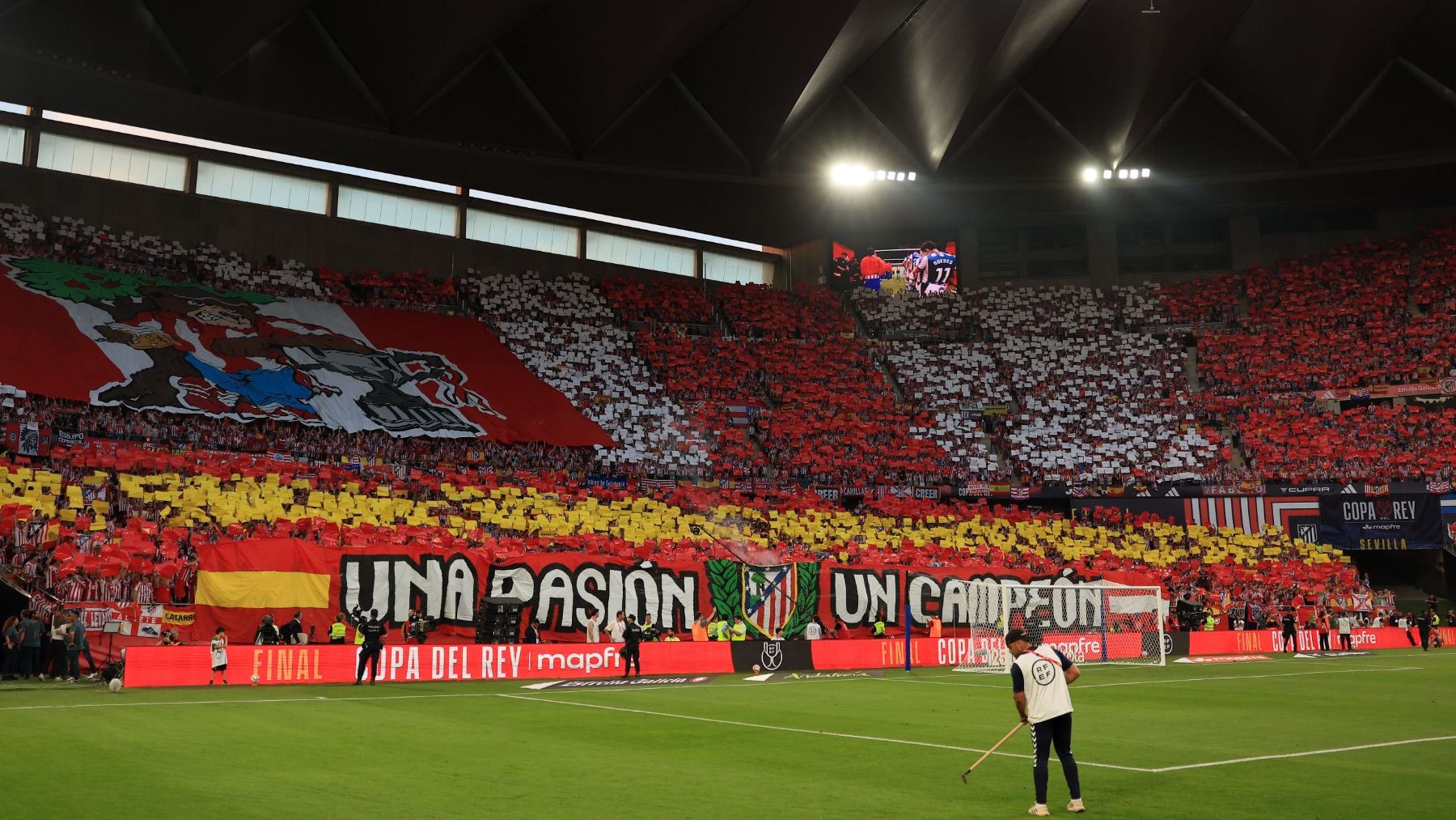 La afición del Atlético respondió con una bandera de España gigante a las ikurriñas de la Real Sociedad