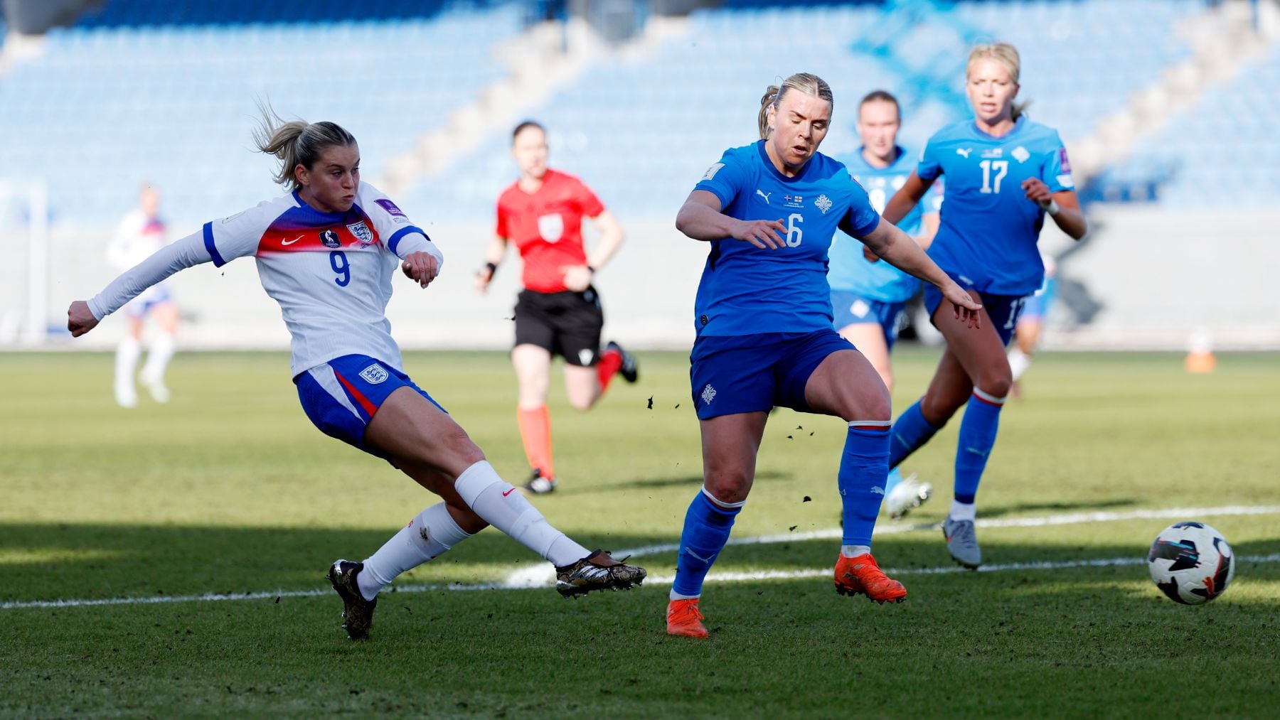 Alessia Russo dispara ante una jugadora islandesa. (Getty)