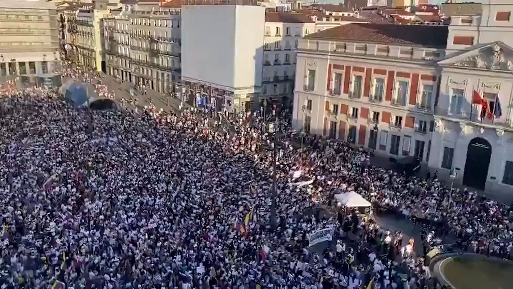 El éxodo venezolano llena la Puerta del Sol casi dos horas antes del encuentro con Corina Machado para pedir elecciones libres
