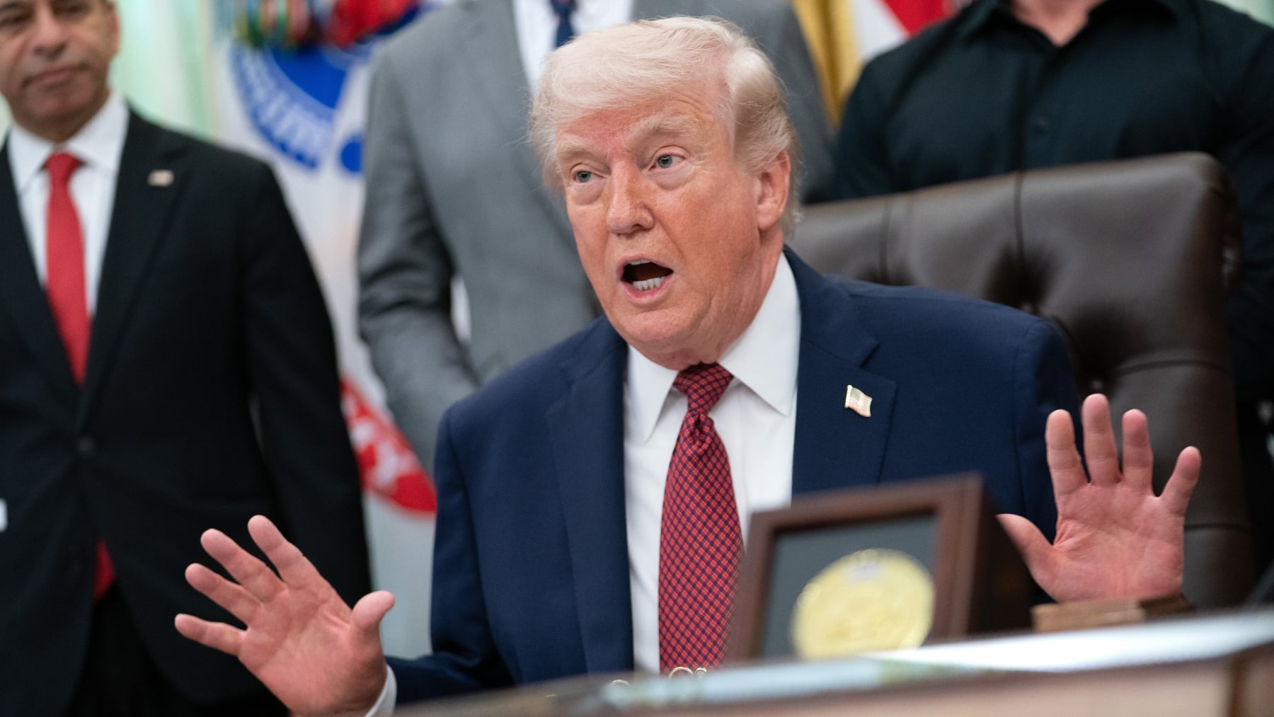 Trump anuncia que Irán ha disparado contra una buque de carga británico violando el alto el fuego