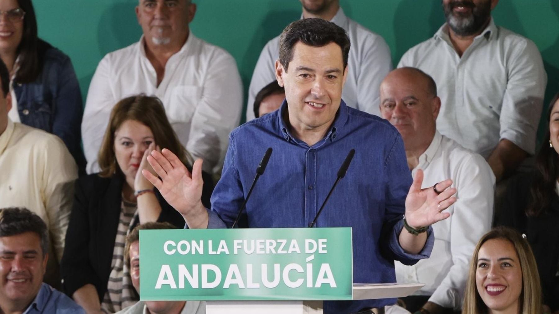 Juanma Moreno pide a los alcaldes que se movilicen para mantener la mayoría: «Salgamos a la calle a convencer