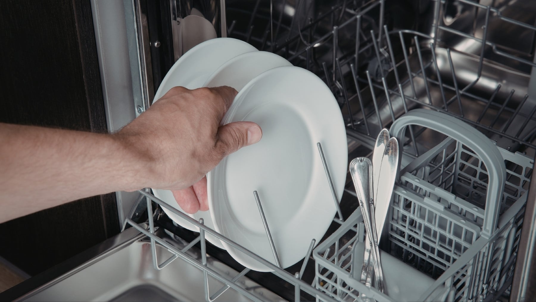 La diminuta solapa del lavavajillas que casi nadie tiene en cuenta y es mucho más útil de lo que parece