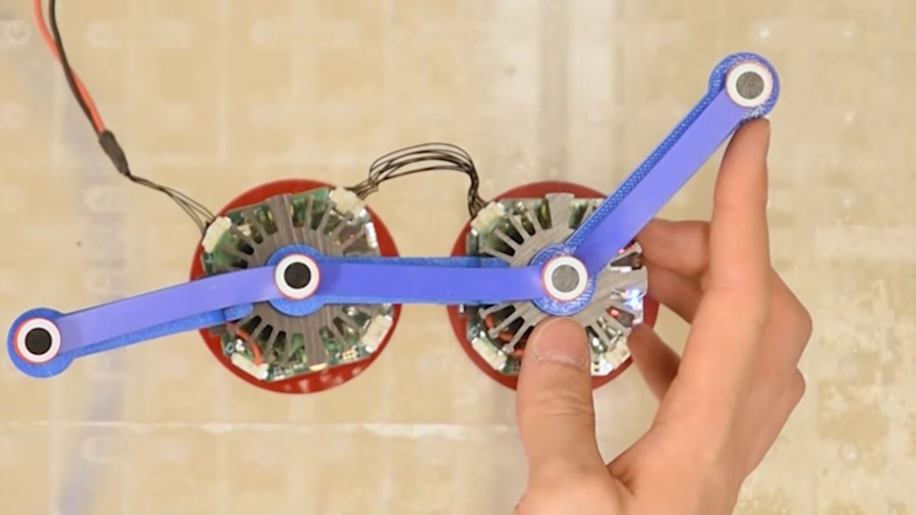 La Universidad de Ámsterdam rompe las reglas de la física: crean el metamaterial que cobra vida y toma decisiones sin intervención humana