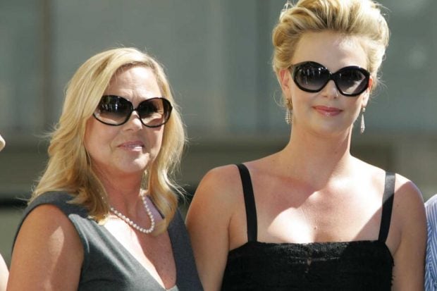 Charlize Theron y su madre, Gerda