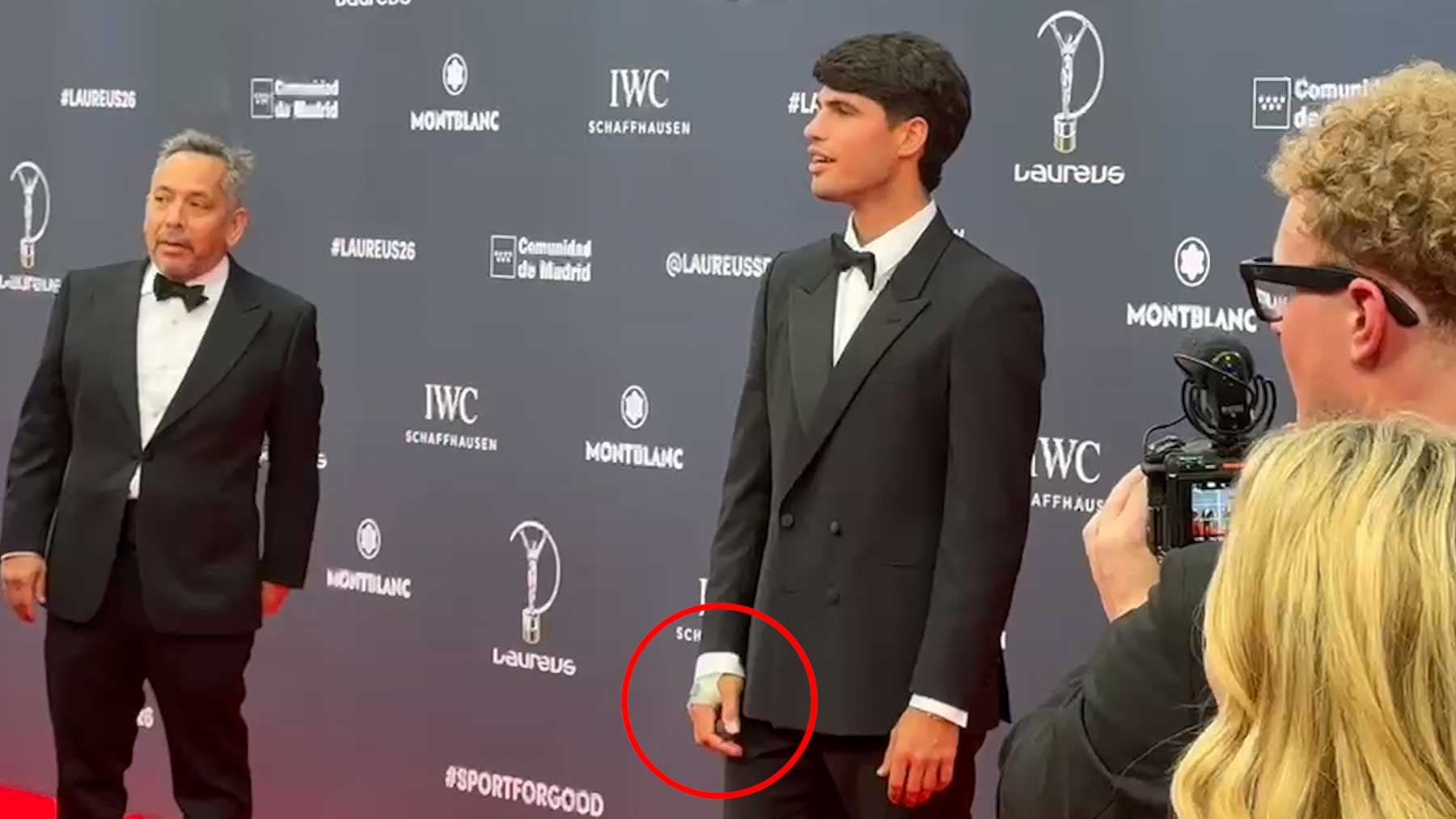 Carlos Alcaraz aparece en los Laureus con una férula con la que protege su lesión en la muñeca derecha