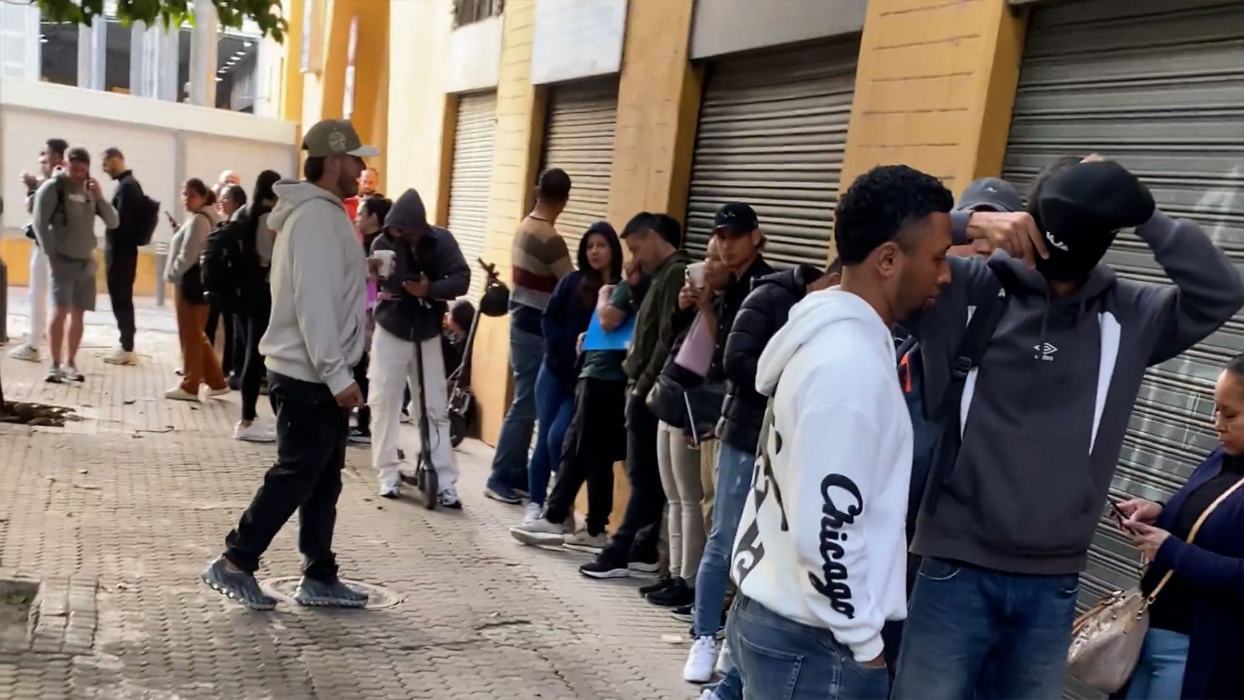Cientos de inmigrantes ilegales colapsan el registro en Sevilla para regularizar su situación