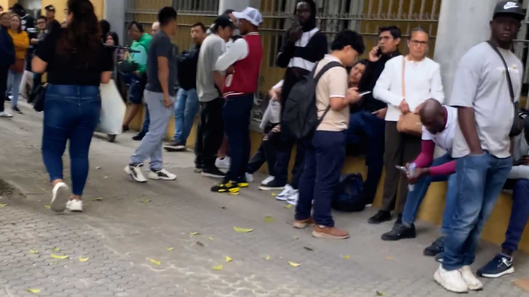 Largas colas de ilegales en toda España para acogerse a la regularización de Sánchez de forma presencial