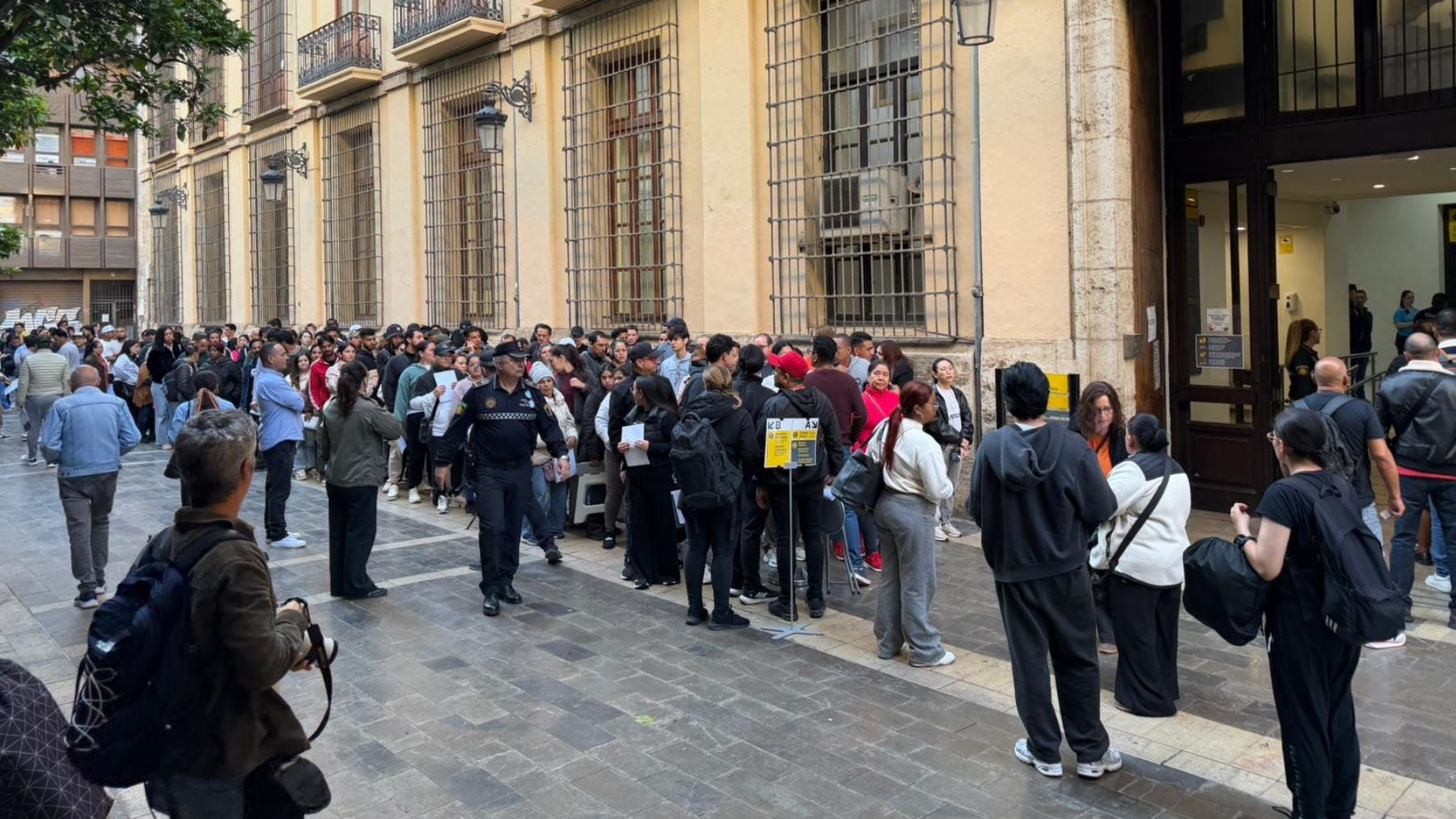 Ayuntamientos del PSOE niegan a inmigrantes la regularización masiva de Sánchez y los envían a Valencia