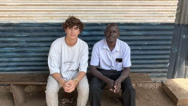 Antonio Anad&oacute;n con Titos, el director de Little Bright Academy, en nuestro proyecto en Kenia. Foto Asante Foundation.