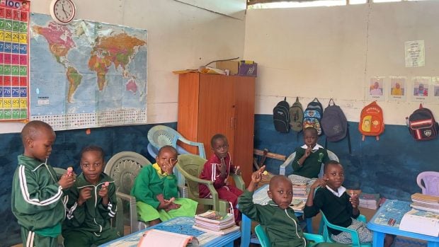 Aula reformada con donaciones en Little Bright Academy, Kenia. Foto de Asante Foundation.