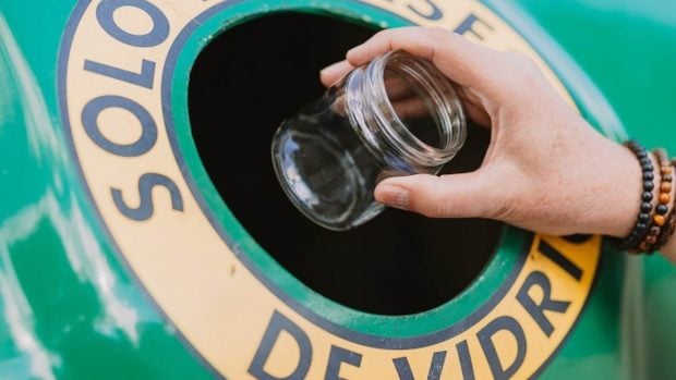 envase en el contenedor