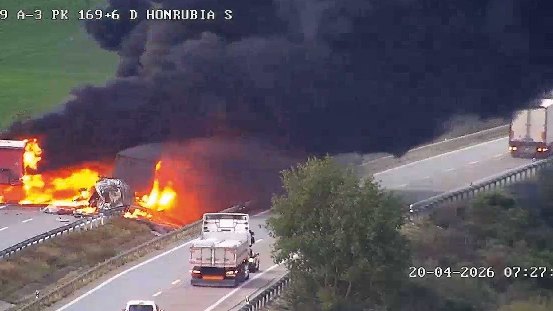 El aparatoso incendio de un camión colapsa la A-3 a la altura de Honrubia (Cuenca)