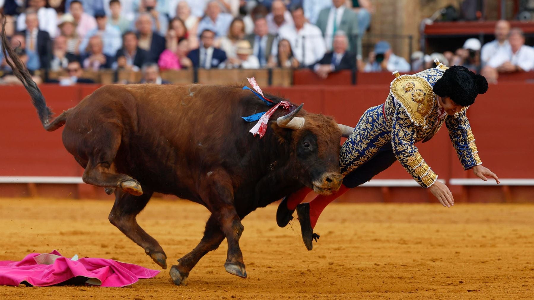 Morante sufre una aparatosa cogida en la Maestranza y ha tenido que ser trasladado a la enfermería