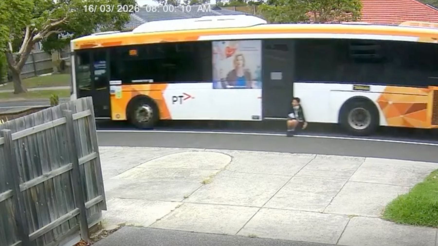Un niño queda atrapado por la puerta de un autobús y lo arrastra 350 metros