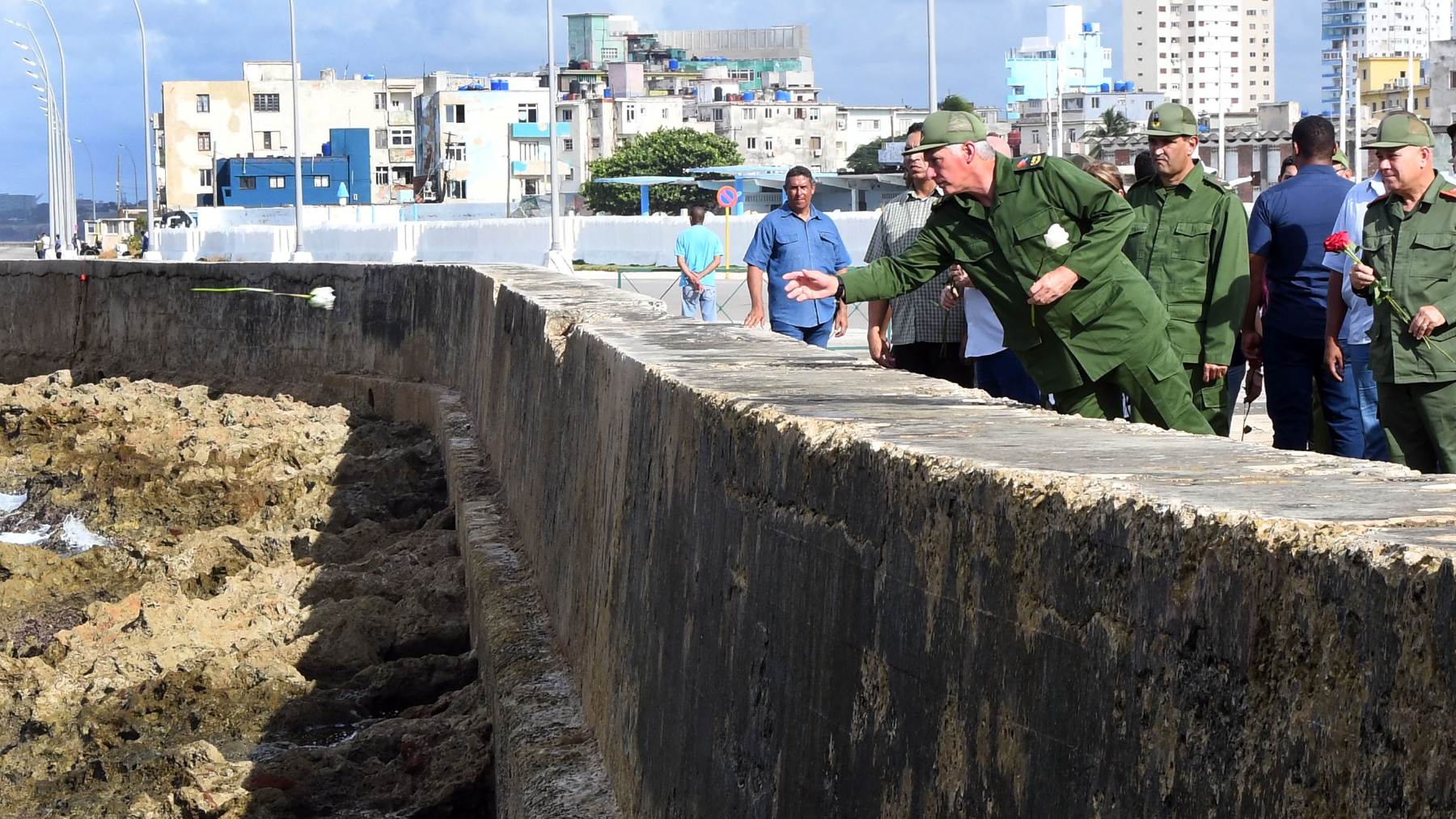 La dictadura cubana pide el fin del bloqueo energético en su reunión con EEUU