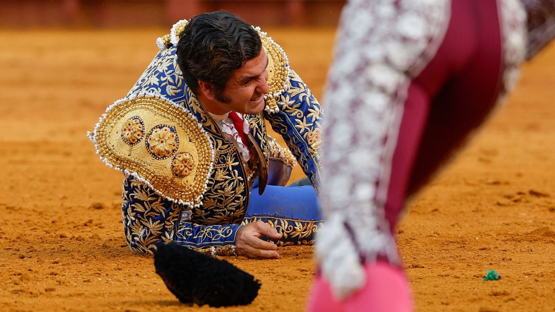Morante sale de la plaza despierto y saludando desde la camilla de la ambulancia que lo llevó al hospital