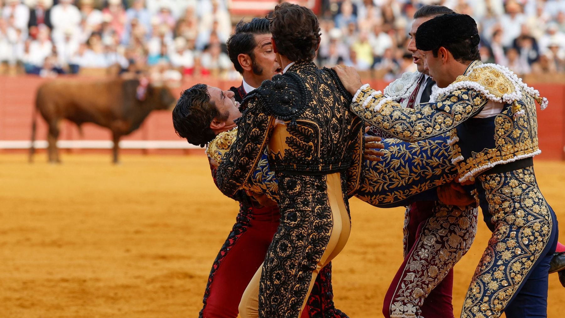 Así ha sido en imágenes la tremenda cogida de Morante en Sevilla