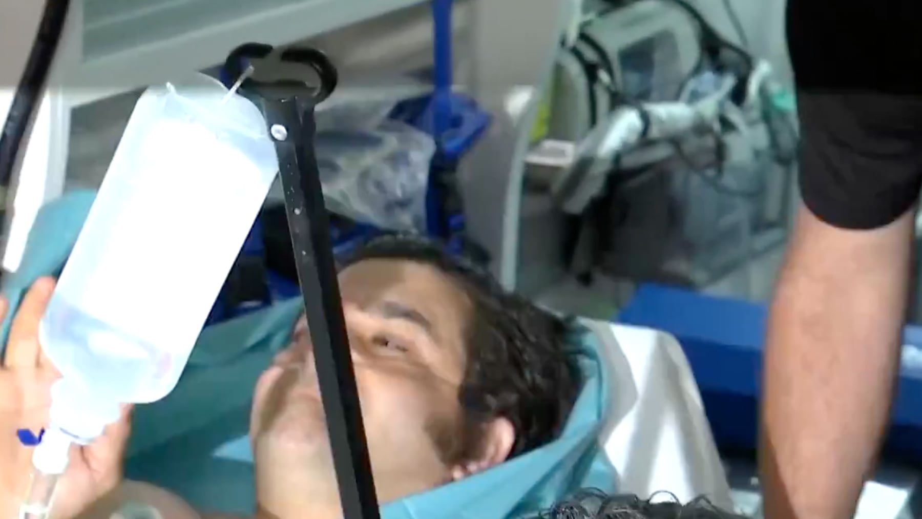 Morante sale de la plaza despierto y saludando desde la camilla de la ambulancia que lo llevó al hospital