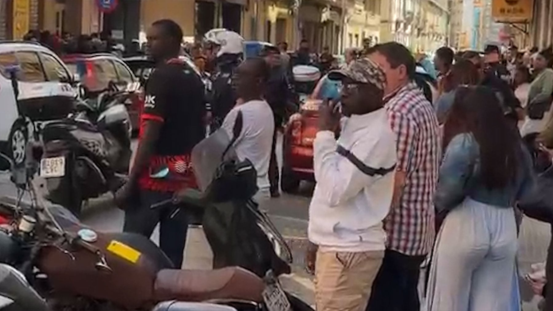 Un musulmán y un sudamericano a golpes y empujones por saltarse las colas de la regularización en Palma