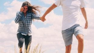 Hacia delante o hacia adelante en español, delante o adelante en la RAE, es igual hacia delante que hacia adelante en la RAE.