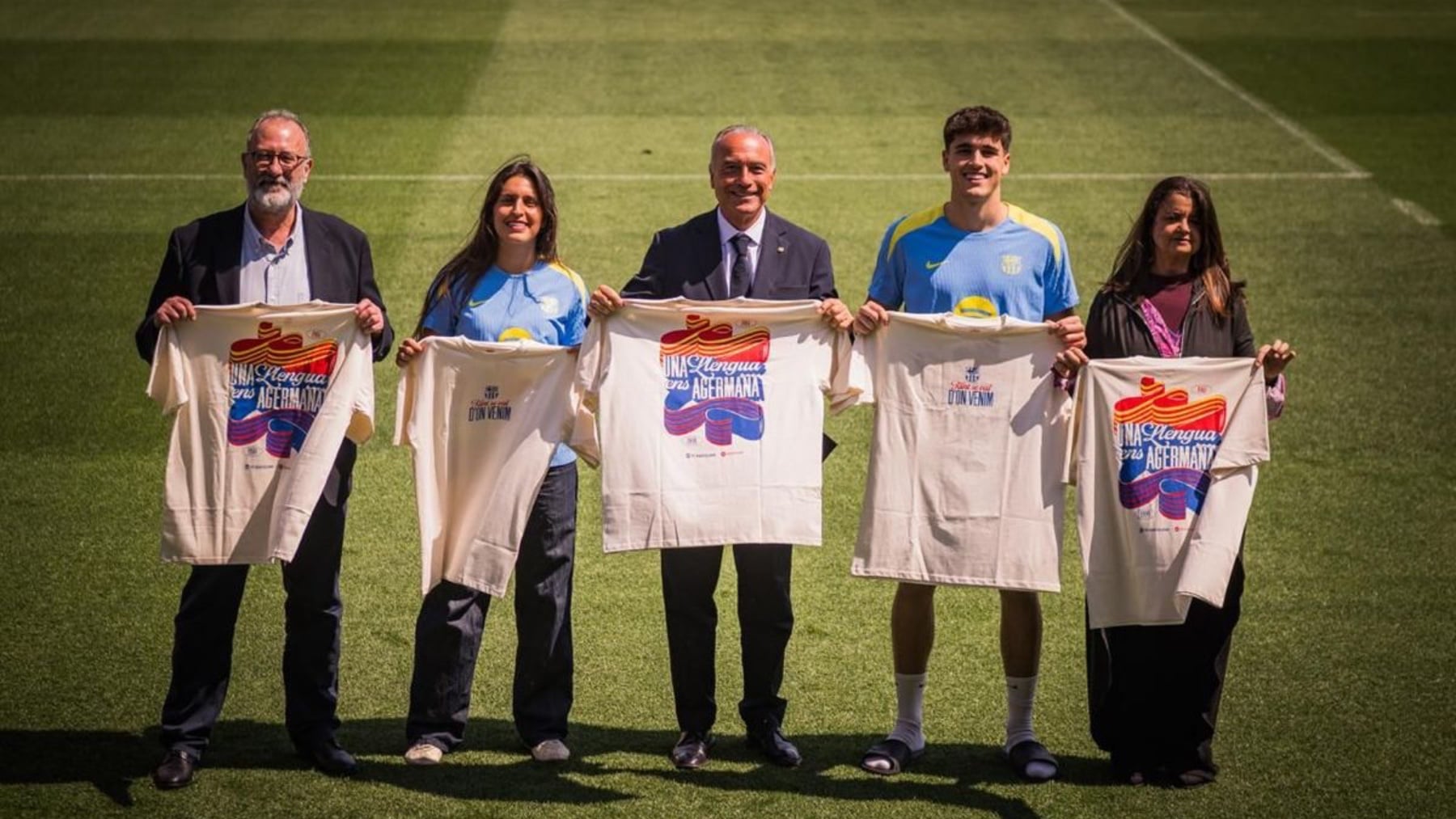 El Barcelona abraza de nuevo a los independentistas de Òmnium Cultural para reivindicar la lengua catalana