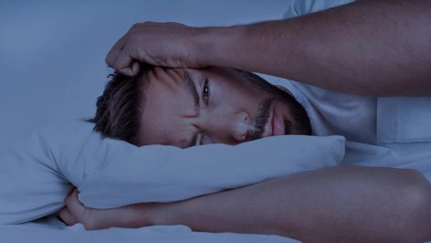 Un hombre con un posible trastorno de parasomnia.
