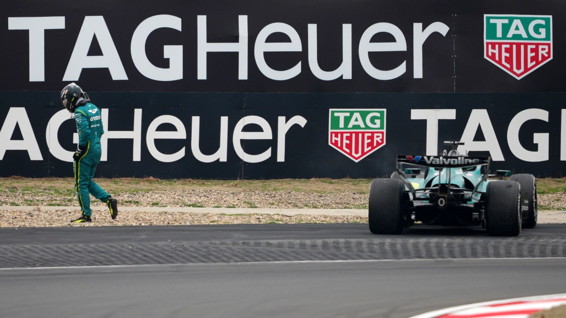 En Inglaterra no tiene piedad con Aston Martin: Es vergonzoso