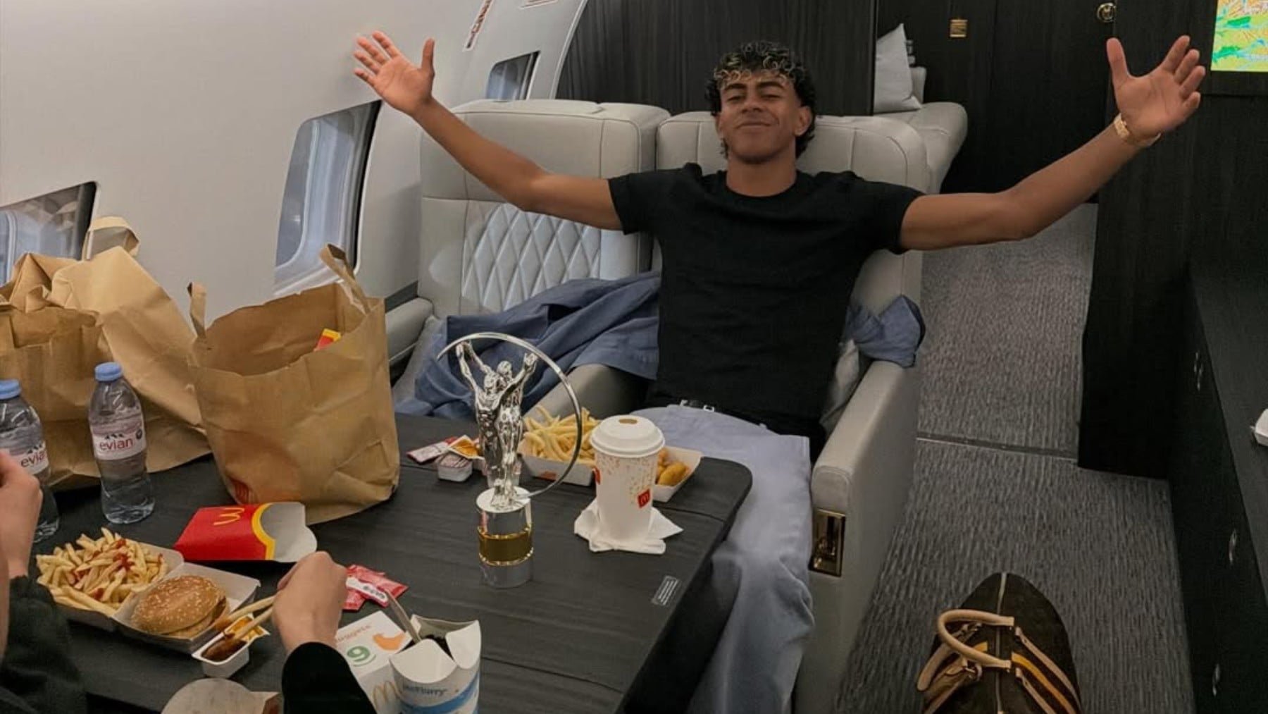 Lamine Yamal celebrando el Laureus.