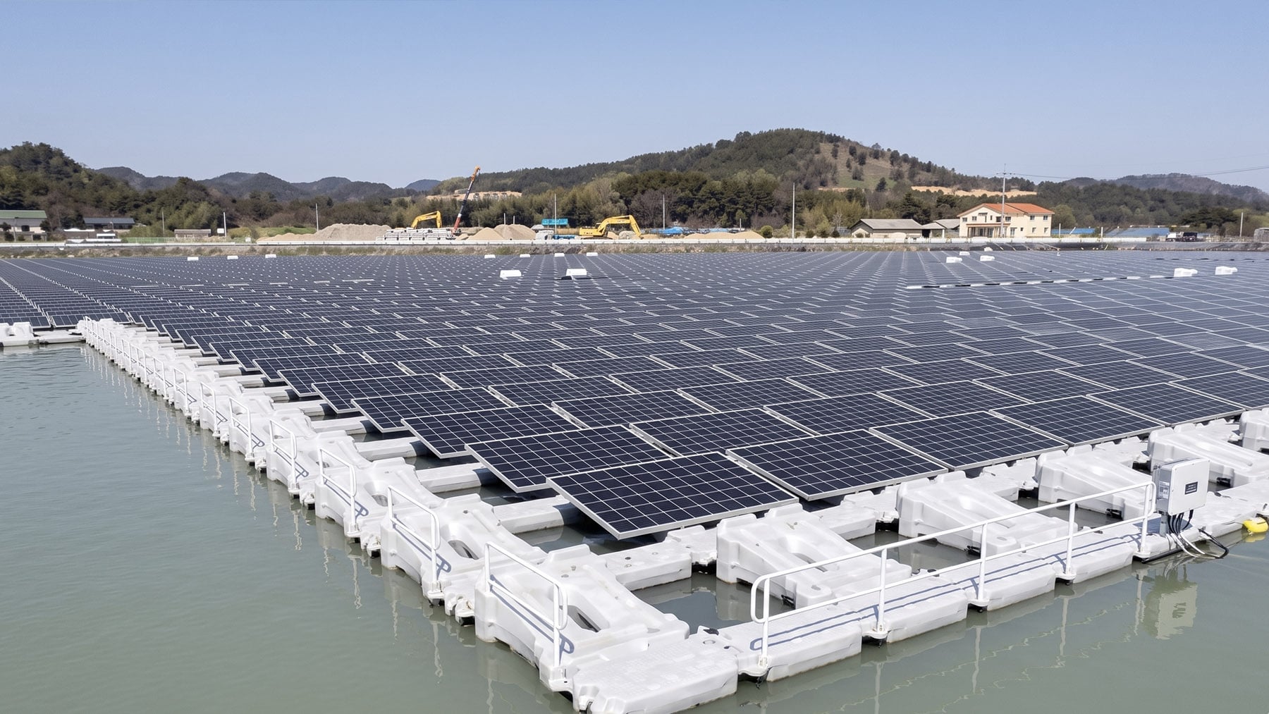 Recreación de la planta fotovoltaica flotante de China. Foto: ilustración propia.