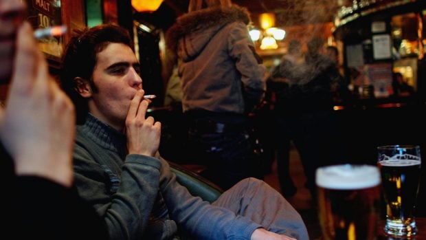 Reino Unido proh&iacute;be fumar, tabaco, vapeo, cigarrillos electr&oacute;nicos